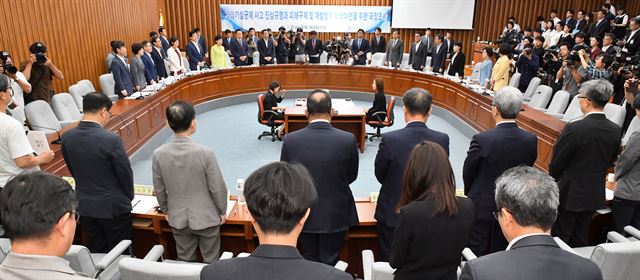 [저작권 한국일보]29일 오전 국회에서 열린 '가습기 살균제 사고 진상규명과 피해구제 및 재발방지 대책 마련을 위한 국정조사 특별위원회' 청문회에서 청문위원과 증인들이 우원식 위원장의 제의로 피해자를 위한 묵념을 하고 있다.오대근기자 inliner@hankookilbo.com