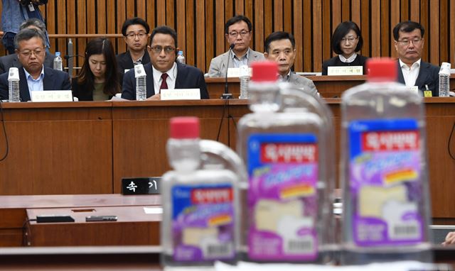 [저작권 한국일보] 아타 샤프달 옥시 대표(앞줄 왼쪽 두 번째)를 비롯한 증인들이 29일 오전 국회에서 열린 '가습기 살균제 사고 진상규명과 피해구제 및 재발방지 대책 마련을 위한 국정조사 특별위원회' 청문회에 출석해 위원들의 질의를 듣고 있다.오대근기자 inliner@hankookilbo.com