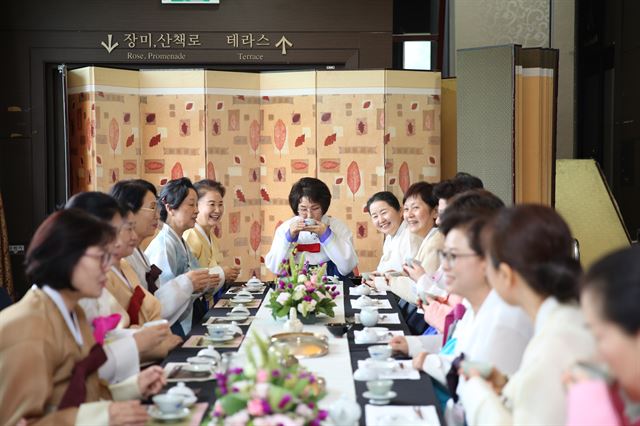 최소연(사진 중앙)이사장이 한국차문화협회 각 지부장들과 국산차를 마시며 담소하고 있다. /2016-08-29(한국일보)