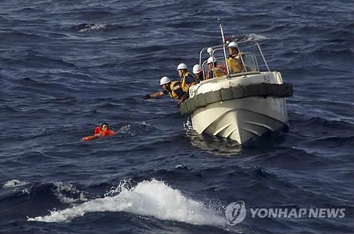 센카쿠열도서 中선원 구조하는 日순시선 [EPA=연합뉴스 자료사진]