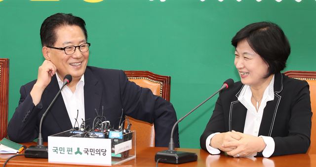 추미애(오른쪽) 더불어민주당 신임대표가 29일 서울 여의도 국회에서 국민의당 박지원 비상대책위원장을 만나 이야기를 나누고 있다. 연합뉴스