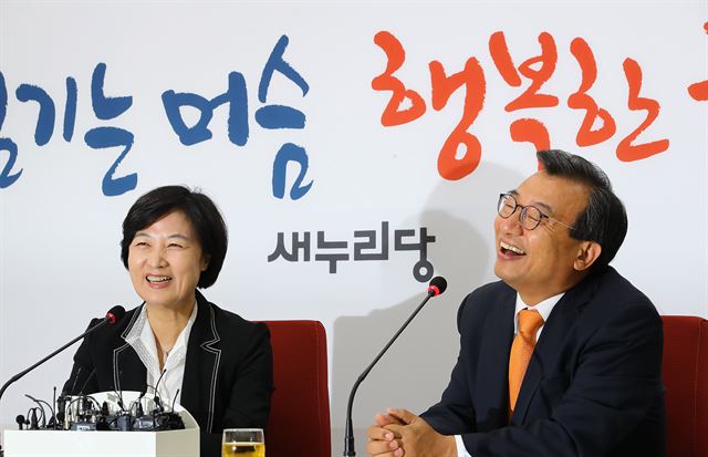 이정현(오른쪽) 새누리당 이정현 대표가 29일 국회에서 추미애 신임 더불어민주당 대표를 만나 덕담을 나누고 있다. 연합뉴스