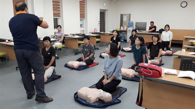 영주시보건소가 시민을 대상으로 응급환자 발생시 대처할 수 있는 심폐소생술을 교육하고 있다. 영주시 제공