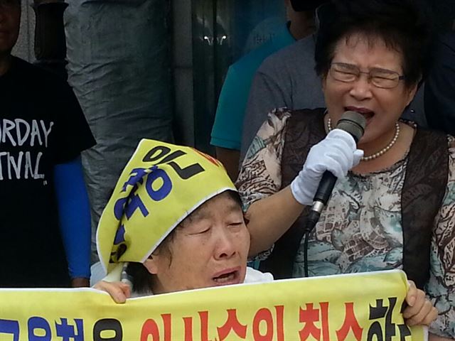 만학도인 예지중ㆍ고 학생들이 지난달 대전시교육청 앞에서 재단 이사진 전원 퇴출 등 학교 정상화를 요구하고 있다. 한국일보 자료사진