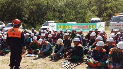 산림청이 산림사업 현장에서 작업에 투입되기 전 작업자들을 대상으로 안전교육을 실시하고 있다. 산림청 제공