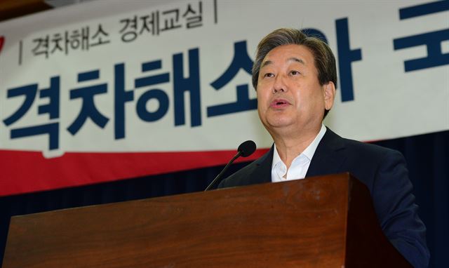 김무성 전 새누리당 대표가 30일 오전 국회 의원회관에서 열린 '격차해소 경제교실' 첫 번째 강연에서 본격적인 강연에 앞서 인사말을 하고 있다. 오대근 기자 inliner@hankookilbo.com