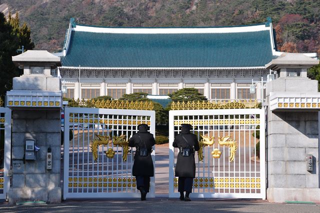 청와대 본관 앞 정문에서 경호원 두 명이 문을 점검하고 있다. 한국일보 자료사진