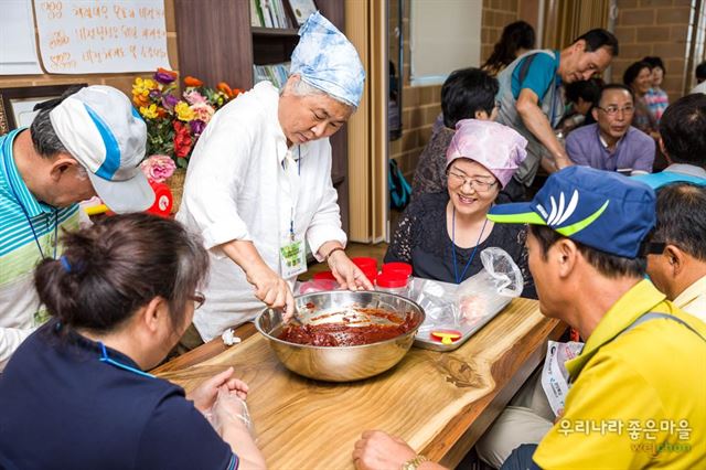 영주시 안정면 농촌마을에서 관광객들에게 고추장 만들기 시범을 보이고 있다. 영주시 제공