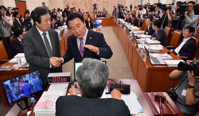 국회 교육문화체육관광위원회 새누리당 간사인 염동열(가운데) 의원이 31일 국회 교문위 회의장에서 열린 조윤선 문화체육관광부 장관 후보자 인사청문회에서 유성엽 위원장(뒷모습)에게 교문위 소관 추가경정예산안 단독 처리와 관련해 해명할 것을 요구하고 있다. 더불어민주당 교문위 간사인 도종환(왼쪽) 의원이 염 의원을 제지하고 있다. 오대근 기자 inliner@hankookilbo.com