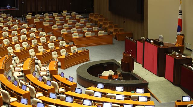 여야가 추경안을 국회 본회의에서 처리하기로 한 31일 오전 본회의장이 텅 비어 있다. 연합뉴스