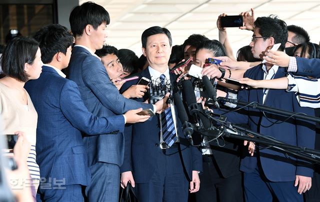 1일 오전 횡령 혐의 피의자 신분으로 서울중앙지검에 조사를 받으러 나온 신동주 전 일본 롯데홀딩스 부회장이 취재진으로부터 질문을 받고 있다. 서재훈기자 spring@hankookilbo.com