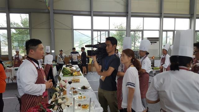 예천세계곤충엑스포 당시 일본 NHK방송사가 곤충요리경연대회를 취재하고 있다. 예천군 제공