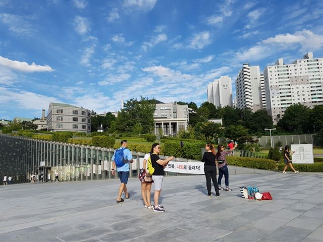 이화여대 교정 내에서 관광객이 사진을 찍고 있는 모습. 최유경 인턴기자