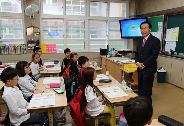 의성초등학교를 깜짝 방문해 학생들을 만나고 있는 김주수 군수