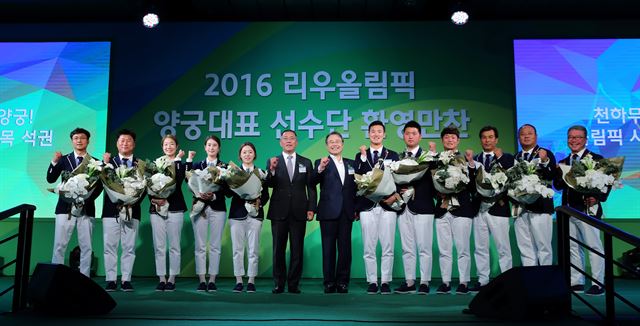 1일 오후 서울 삼성동 코엑스 인터컨티넨탈에서 열린 양궁대표단 축하 만찬 행사에서 정의선(왼쪽에서 여섯번째) 현대차 부회장과 강영중(왼쪽에서 일곱번째) 대한체육회장이 양궁대표단 선수들과 함께 포즈를 취하고 있다. 현대차그룹 제공