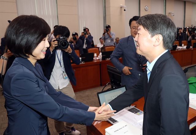 조윤선 문화체육관광부 장관 후보자가 지난달 31일 오전 국회에서 열리는 인사청문회에 앞서 국민의당 안철수 의원과 악수하고 있다. 연합뉴스