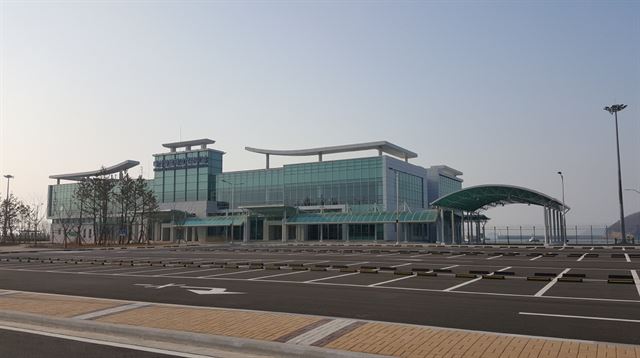 지난 5월 준공한 대산항 국제여객선 터미널이 서산 대산항-중국 롱옌항간 여객선 취항을 기다리고 있다. 자료사진