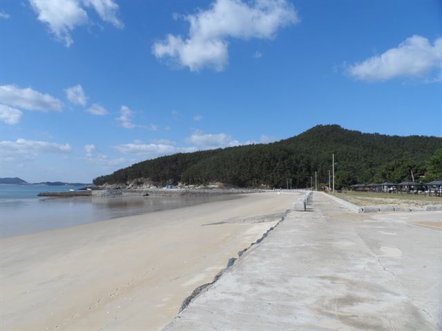 충남도가 내년 연륙교가 개통되는 보령시 원산도 해수욕장 일대에 2019년까지 200억원을 투입해 종합 테마랜드를 조성한다.