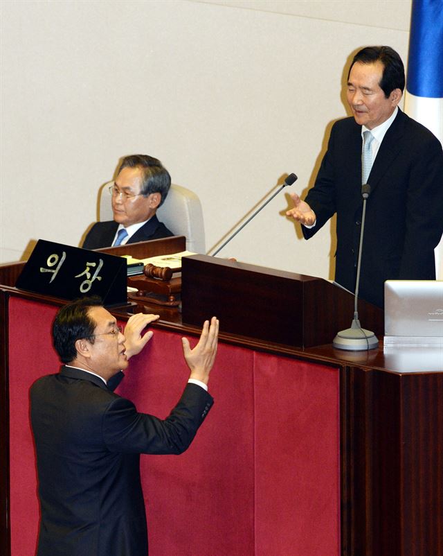 정진석(왼쪽) 새누리당 원내대표가 1일 국회 본회의장에서 열린 정기국회 개회식에서 정세균(오른쪽) 국회의장의 개회사를 문제 삼으며 정 의장에게 항의하고 있다. 오대근 기자