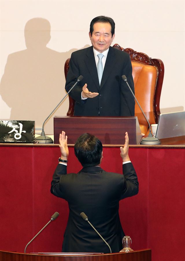 1일 오후 국회 본회의장에서 열린 20대 첫 정기국회에서 정세균 국회의장이 개회사로 사드 배치 반대 등 민감한 현안에 대해 언급하자 정진석 새누리당 원내대표가 항의하고 있다. 연합뉴스