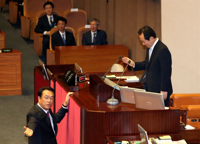 1일 오전 서울 여의도 국회 본회의장에서 열린 정기국회 개회식에서 정진석 새누리당 원내대표가 정세균 국회의장에게 개회사에 대해 항의하고 있다. 뉴스1