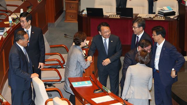 김현미(왼쪽 세번째)국회 예산결산특별위원회 위원장이 1일 예결위 전체회의에서 진통 끝에 추가경정예산안을 통과시킨 뒤 유일호(왼쪽 네번째) 경제부총리와 악수하고 있다. 오대근기자 inliner@hankookilbo.com