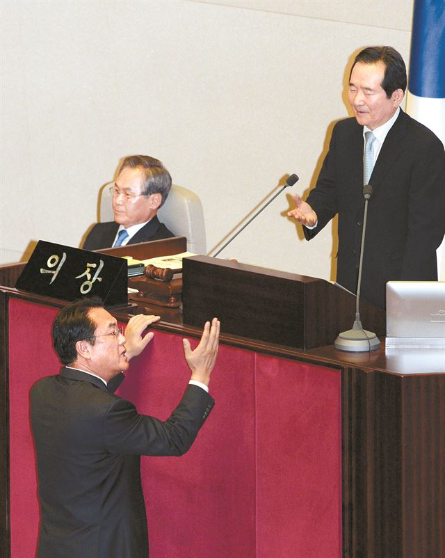 새누리당 정진석 원내대표가 1일 오후 국회 본회의장에서 열린 정기국회 개회식에서 정세균 국회의장의 개회사를 문제삼으며 정 의장에게 항의하고 있다. 오대근기자 inliner@hankookilbo.com