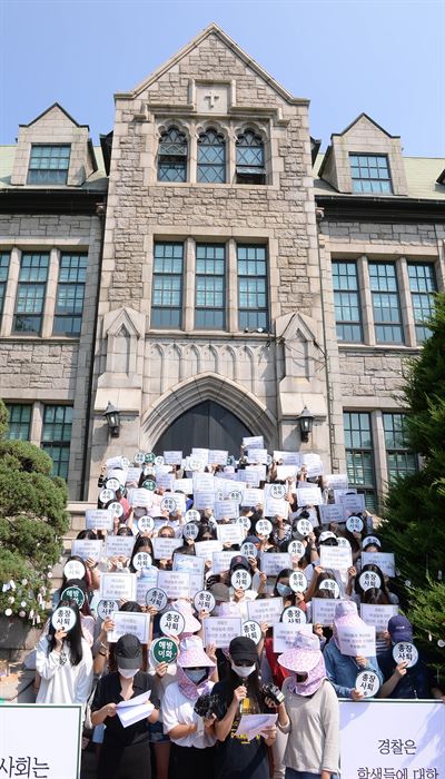 2일 서울 이화여자대학교 본관 앞에서 이화여자대학교 본관 점거 농성중인 재학생 및 졸업생들이 총장사퇴와 경찰의 소환조사 철회를 촉구하는 기자회견을 열고 있다.배우한기자