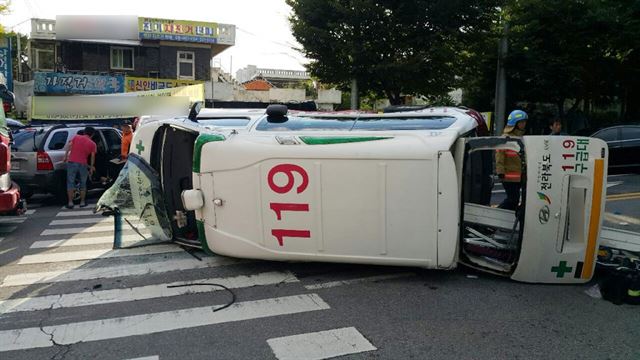 지난 28일 오후 5시 25분께 전북 전주시 완산구 효자동 한 사거리에서 119 구급차와 스포티지 차량이 충돌해 소방대원이 수습하고 있다. 전주완산소방서 제공