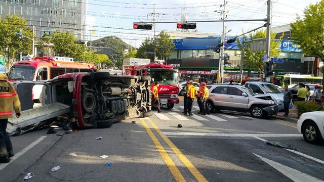 지난 28일 오후 5시 25분께 전북 전주시 완산구 효자동 한 사거리에서 119 구급차와 스포티지 차량이 충돌해 소방대원이 수습하고 있다. 전주완산소방서 제공