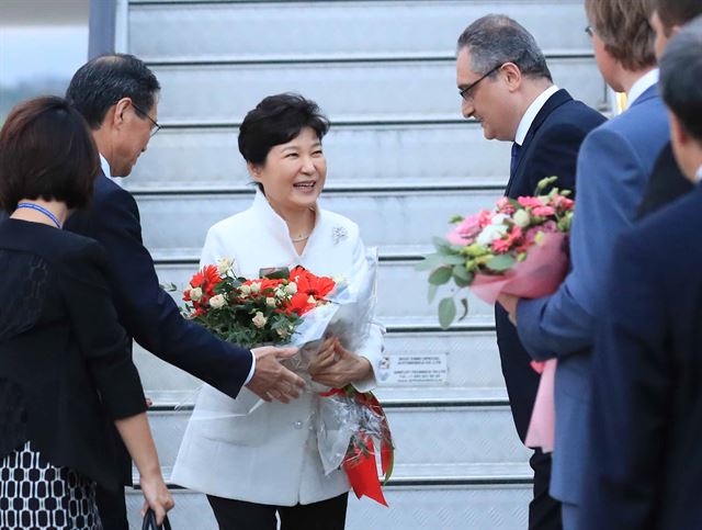 러시아·중국·라오스 순방에 나선 박근혜 대통령이 2일 밤(현지시각) 러시아 블라디보스토크 국제공항에 도착, 환영 나온 러시아측 관계자들과 인사를 하고 있다. 블라디보스토크= 연합뉴스