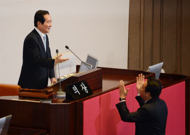 1일 오전 서울 여의도 국회 본회의장에서 열린 정기국회 개회식에서 정진석 새누리당 원내대표가 정세균 국회의장에게 개회사를 문제 삼아 항의하고 있다. 뉴시스