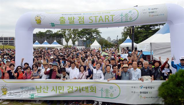 3일 서울 남산백범광장 에서 열린 제459회 한국일보 거북이마라톤 에너지나눔 남산 시민걷기대회에서 신인령 서울에너지 복지시민기금 이사장(왼쪽 앞줄 7번째), 이준희 한국일보사장(8번째), 유재룡 서울시 기후환경본부장등 참가자들이 힘차게 출발 구호를 외치고 있다. 2016.09.03 신상순 선임기자ssshin@hankookilbo.com /2016-09-03(한국일보)