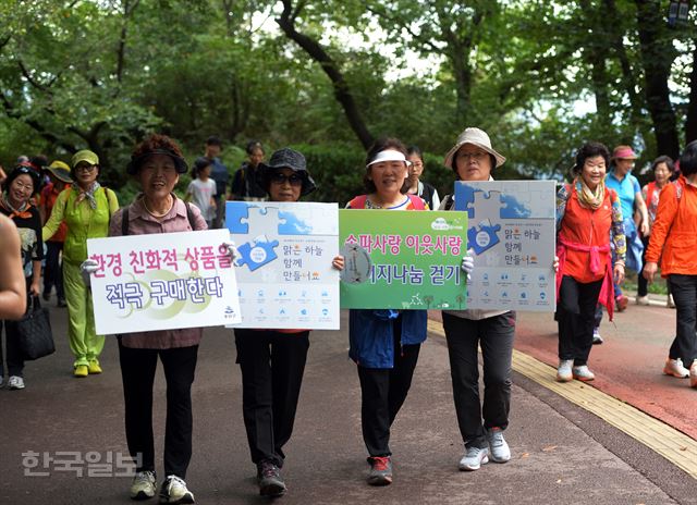 9일 서울 남산백범광장 에서 열린 제459회 한국일보 거북이마라톤 에너지나눔 남산 시민걷기대회에서 참가자들이 에너지 절약 캠페인을 하고 있다. 2016.09.03 신상순 선임기자ssshin@hankookilbo.com /2016-09-03(한국일보)