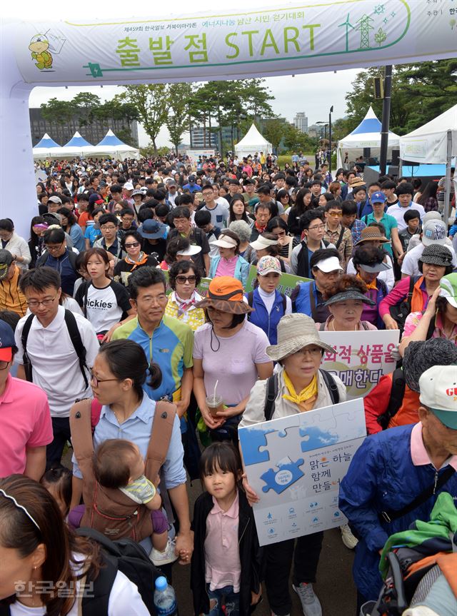 9일 서울 남산백범광장 에서 열린 제459회 한국일보 거북이마라톤 에너지나눔 남산 시민걷기대회에서 참가자들이 힘차게 출발 하고 있다 2016.09.03 신상순 선임기자ssshin@hankookilbo.com /2016-09-03(한국일보)