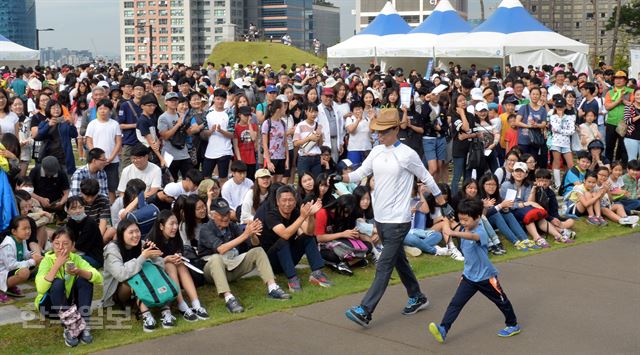 9일 서울 남산백범광장 에서 열린 제459회 한국일보 거북이마라톤 에너지나눔 남산 시민걷기대회에서 건강걷기 강사가 어린이와 제대로 걷기 시범을 보이고 있다. 2016.09.03 신상순 선임기자ssshin@hankookilbo.com /2016-09-03(한국일보)