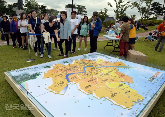 9일 서울 남산백범광장 에서 열린 제459회 한국일보 거북이마라톤 에너지나눔 남산 시민걷기대회에서 참가자들이 에너지 남눔 동전밭에 동전을 던지고 있다. 2016.09.03 신상순 선임기자ssshin@hankookilbo.com /2016-09-03(한국일보)