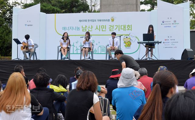 9일 서울 남산백범광장 에서 열린 제459회 한국일보 거북이마라톤 에너지나눔 남산 시민걷기대회에서 리라고교 학생들이 공연을 하고 있다. 2016.09.03 신상순 선임기자ssshin@hankookilbo.com /2016-09-03(한국일보)