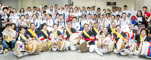 지난 1일 2016 리우패럴림픽대회에 참가하는 한국 선수단이 리우에 입성, 환영단과 기념촬영을 하고 있다. 대한장애인체육회 제공