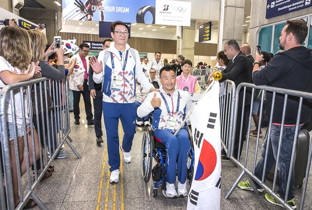 리우패럴림픽대회에 참가하는 정재준(왼쪽) 한국선수단장과 휠체어테니스 이하걸이 지난달 31일 리우에 입성하고 있다. 대한장애인체육회 제공