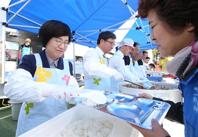 권선주(왼쪽) 기업은행장이 지난해 10월 전북 전주시 서신동 도내기샘공원에서 사랑의 밥차 배식 봉사활동을 하고 있다. 기업은행 제공