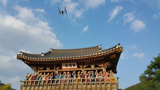 영주시가 2016전국 풍기인삼아가씨 선발대회 후보자를 모집하고 있다. 사진은 지난해 본선 진출 후보자들의 활동 모습.