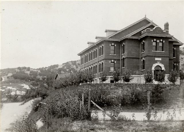 감리교신학교 갬블기념관. 감리교신학대학교 120주년화보집 사진