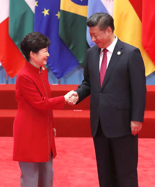 중국 항저우에서 4일 개막한 주요20개국(G20) 정상회의에 참석한 박근혜 대통령이 이날 개막식에서 시진핑 중국 국가주석과 기념 촬영을 하기에 앞서 악수하며 인사하고 있다. 항저우=연합뉴스