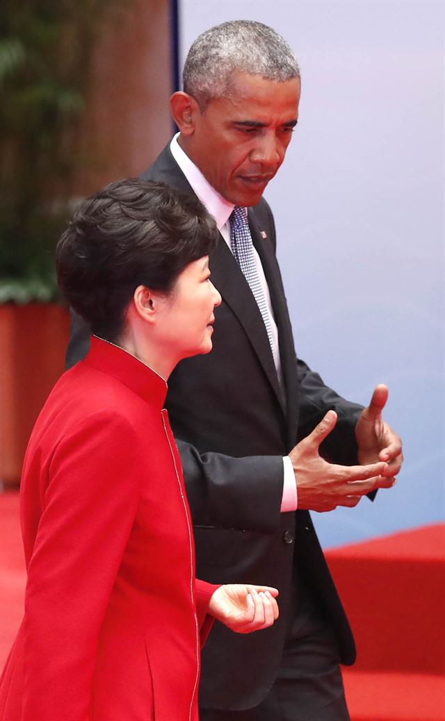 중국 항저우에서 4일 개막한 주요20개국(G20) 정상회의에 참석한 박근혜 대통령과 버락 오바마 미국 대통령이 회의장에서 이동하며 환담하고 있다. 항저우=연합뉴스