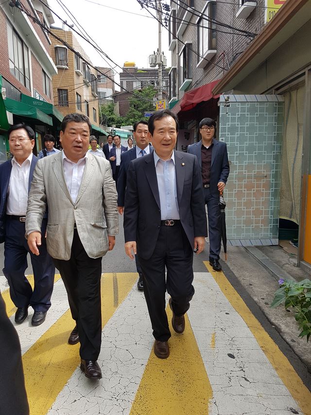 정세균 국회의장이 지난달 2일 랜드로바 신발을 신고 고령 이산가족 가정을 방문하고 있다. 국회의장실 제공