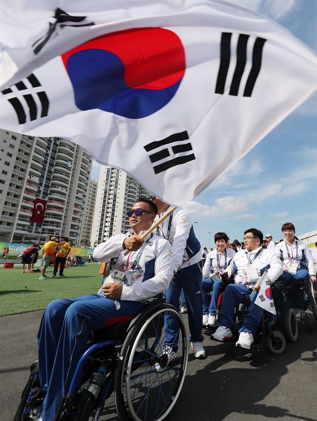 5일 리우패럴림픽 선수촌 내 광장에서 열린 한국선수단 입촌식에서 기수 이하걸(휠체어테니스)을 선두로 선수단이 입장하고 있다. 리우데자네이루=연합뉴스