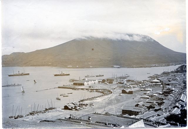 1905년 부산 북항 매립지와 뒤편 구름이 걸린 영도 봉래산. 경기대박물관 제공