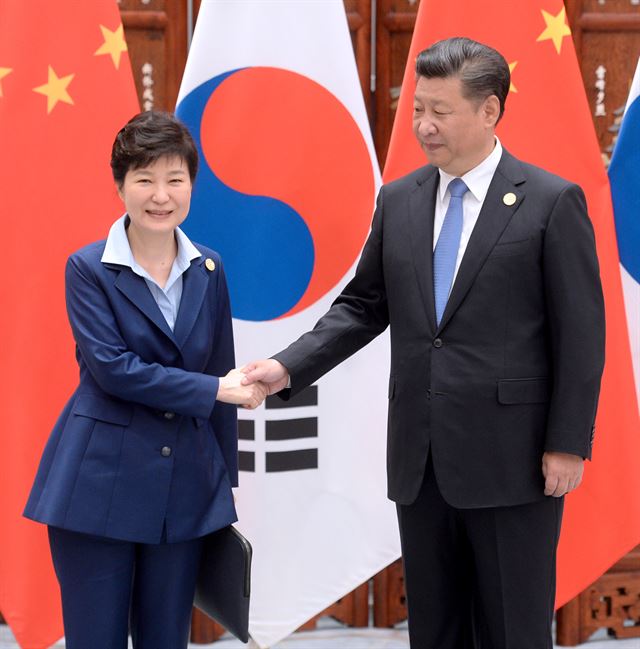 박근혜 대통령과 시진핑 중국 국가주석이 5일 중국 항저우 서호 국빈관에서 정상회담을 하기에 앞서 악수하고 있다. 항저우=연합뉴스