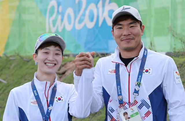 리우 패럴림픽 유도 대표팀의 서하나(왼쪽)와 이정민이 5일(한국시간) 브라질 리우 선수촌 내 광장에서 열린 한국선수단 입촌식 후 손을 잡고 환하게 웃고 있다. 리우=연합뉴스.